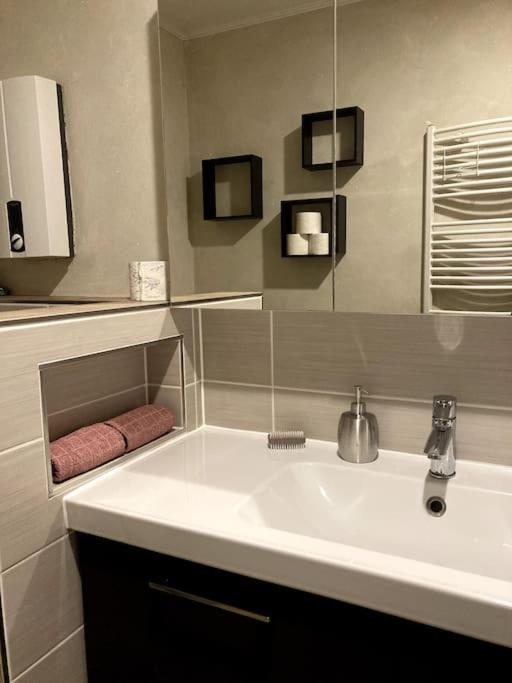 Grosse Wohnkueche, Terrasse, Schlafzimmer Am Steinhuder Meer, Wlan, Parkplatz, Fussbodenheizung, 70Qm Wunstorf Ngoại thất bức ảnh